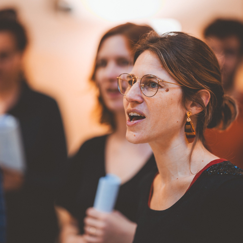 Chanteuse en répétition – Chorale Pirate