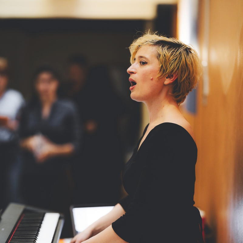 Cheffe de chœur au piano – Chorale Pirate