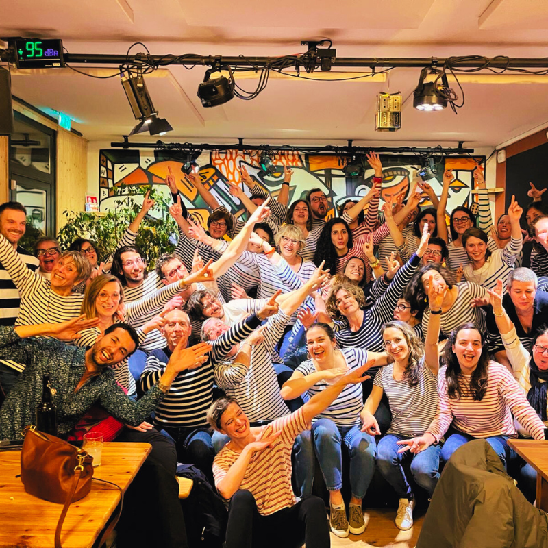 Grande photo de groupe festive – Chorale Pirate