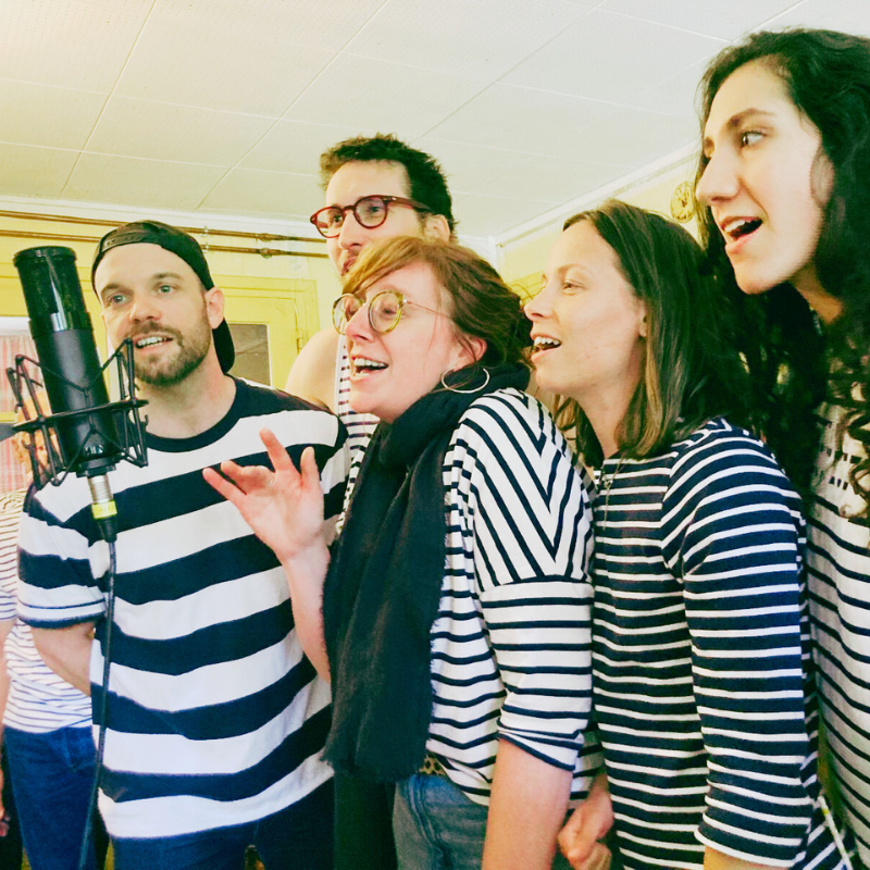 Groupe vocal autour du micro – Chorale Pirate