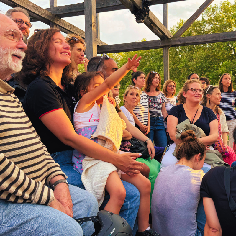 Spectateurs captivés par la Chorale Pirate