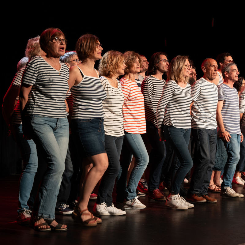 chorale-pirate-chant-ensemble-sur-scene
