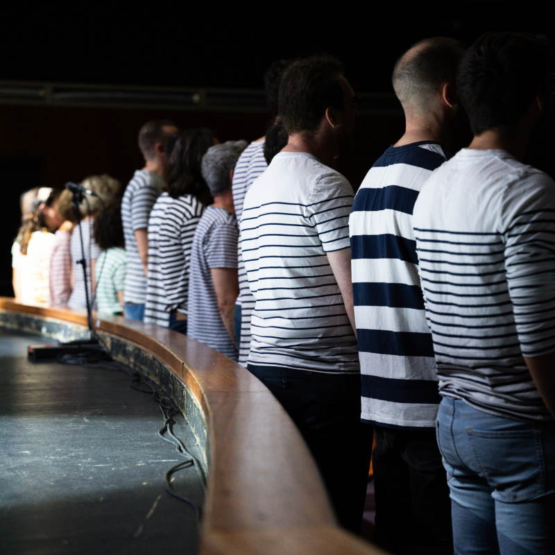 chorale-pirate-choristes-alignes-scene