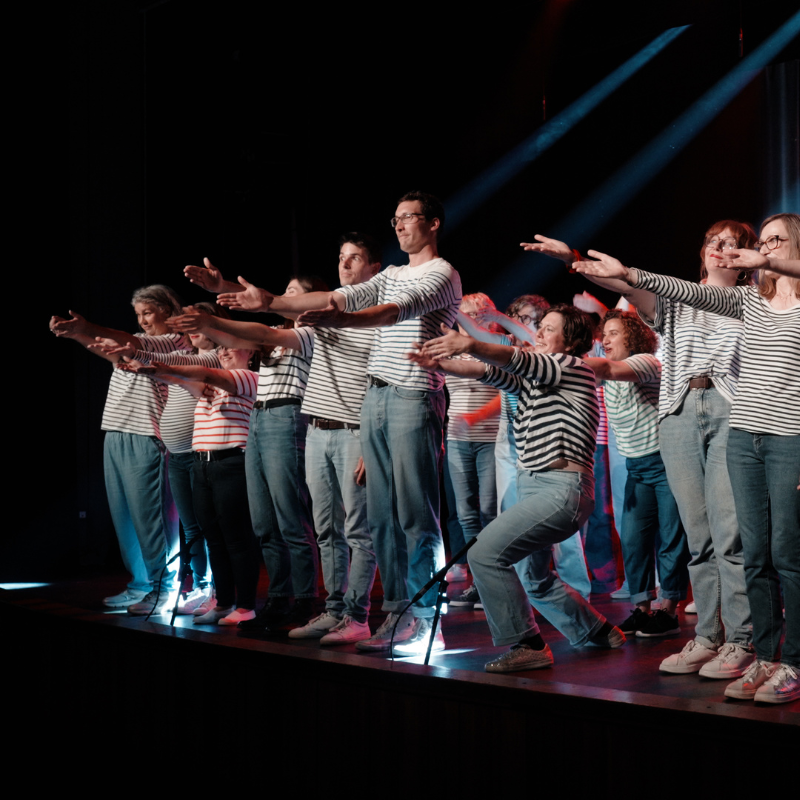 chorale-pirate-choristes-bras-ouverts