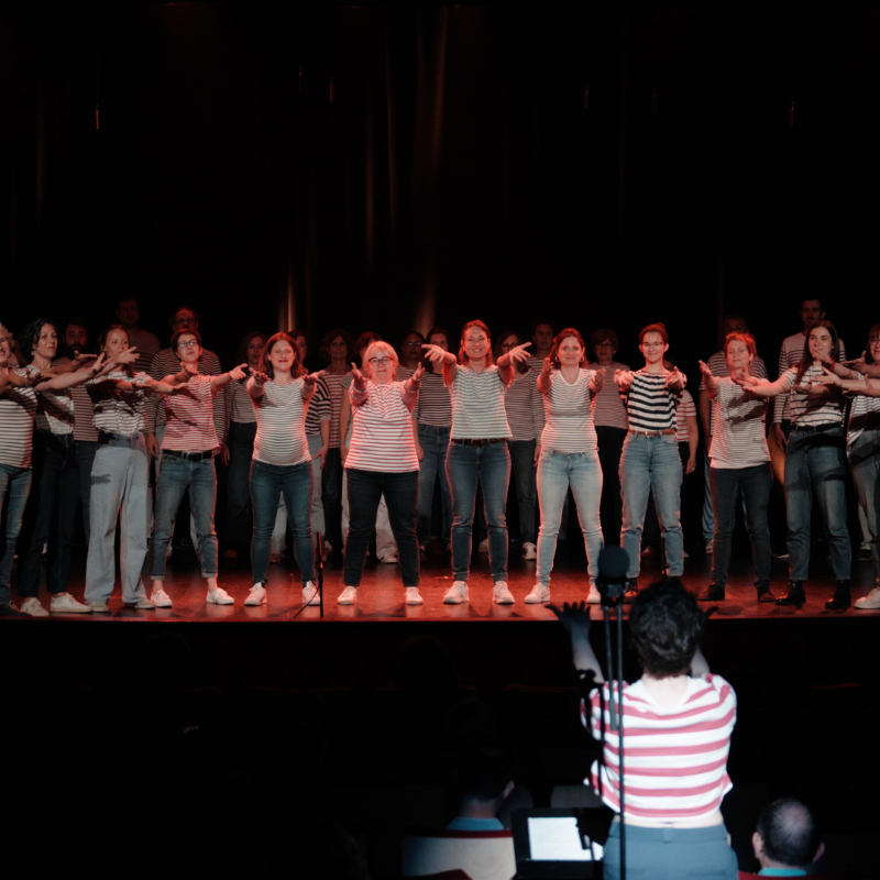 chorale-pirate-mise-en-scene-bras-tendus